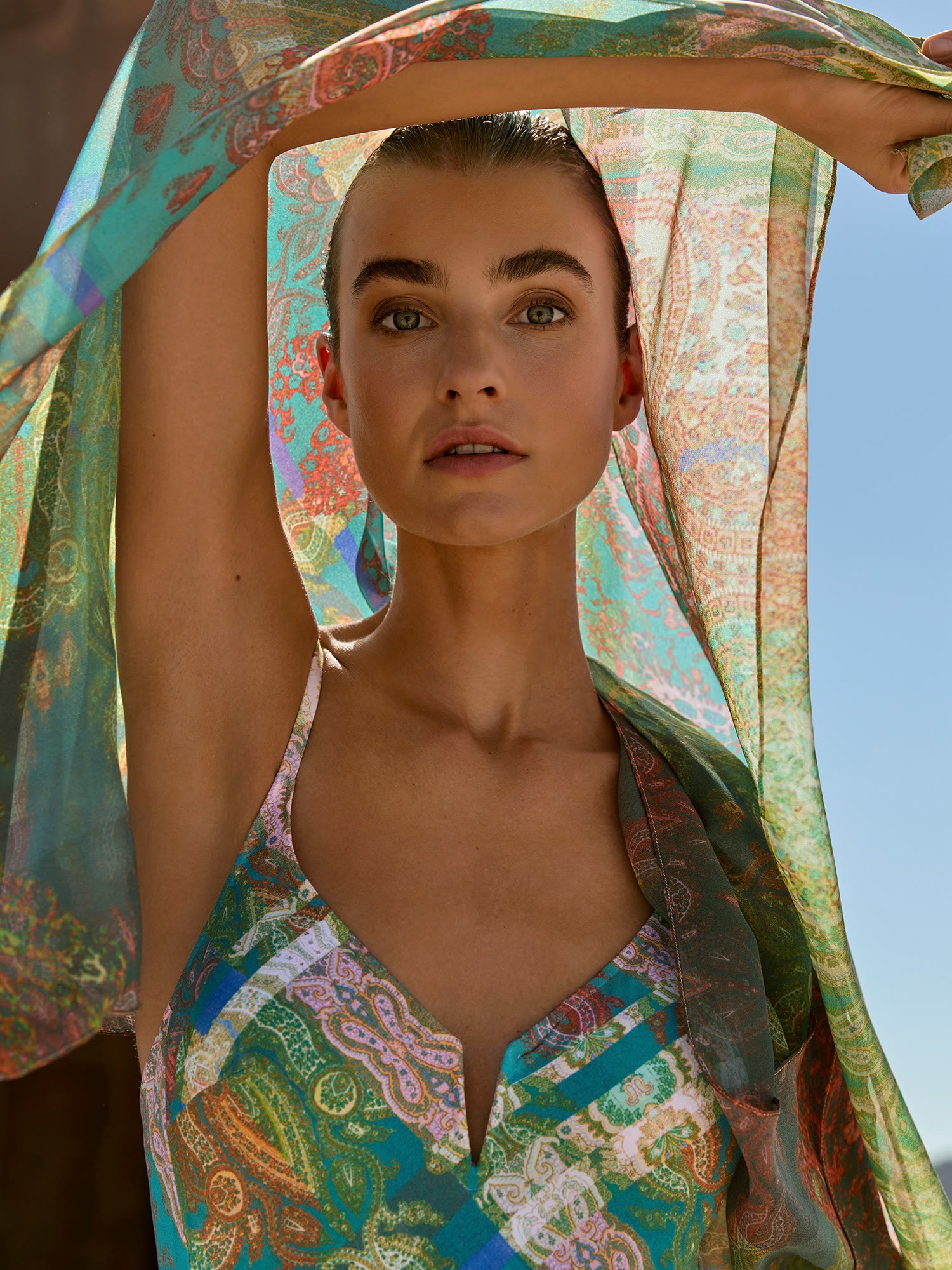 Jacquard Low-Plunge Swimsuit und Pareo in blue tapestry von MARYAN MEHLHORN