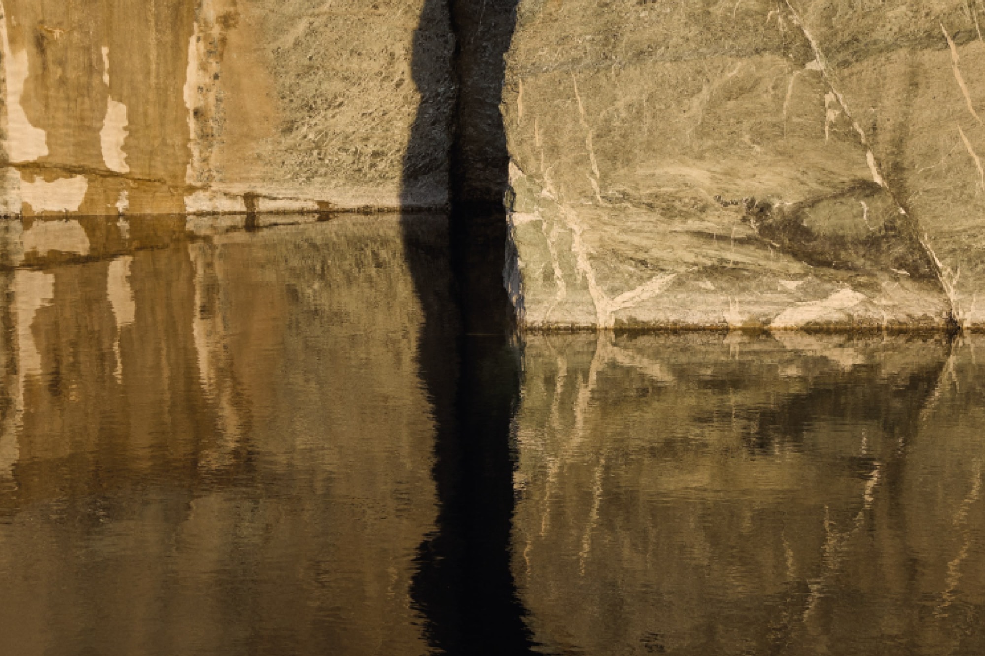 background-water-marble-quarry